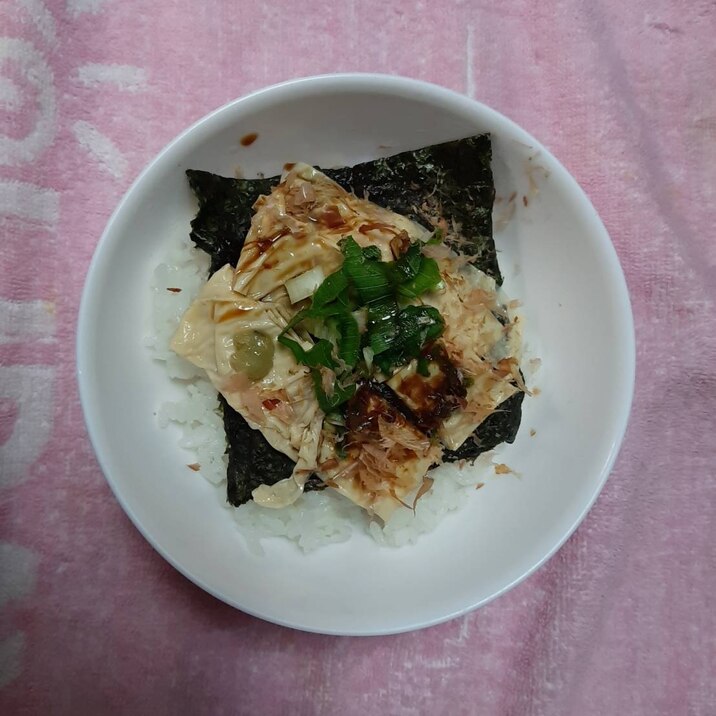 海苔をのせたゆばの刺身丼